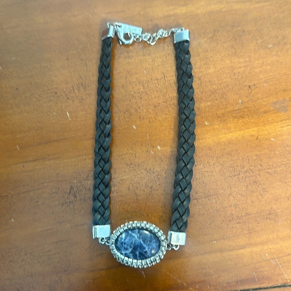 White House black market choker